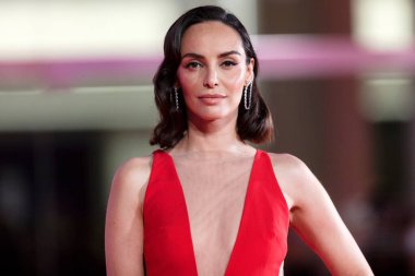 Elena Cucci, 12 Eylül 2020 'de Venedik, İtalya' da düzenlenen 77. Venedik Film Festivali 'nin kapanış törenine katıldı..