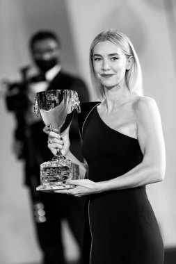 Vanessa Kirby, 12 Eylül 2020 'de Venedik, İtalya' da düzenlenen 77. Venedik Film Festivali 'nin kapanış töreninde En İyi Kadın Oyuncu dalında Coppa Volpi ile poz verdi..