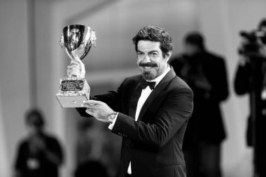 Pierfrancesco Favino, 12 Eylül 2020 tarihinde Venedik, İtalya 'da düzenlenen 77. Venedik Film Festivali' nin kapanış töreninde Coppa Volpi ile En İyi Erkek Oyuncu dalında poz verdi..
