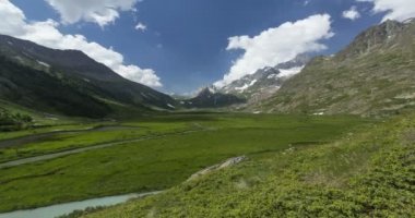 Courmayeur, Val d 'Aosta, Veny Vadisi, İtalya Alpleri: Combal Gölü ve arka planda Piramitler, güneşli bir sabahta zaman kaybı.