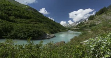 Courmayeur, Val d 'Aosta, İtalya Alpleri: Dora Veny nehri ve arka planda Piramitler, güneşli bir sabahta zaman aşımı.