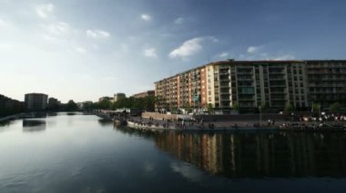 Navigli 'nin Darsena' sındaki zaman aşımı. Milan, İtalya 'nın gece hayatı bölgesi, 4k..
