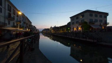 Naviglio Grande kanalında günbatımının zaman aşımı. Milano 'nun gece hayatı bölgesinde insanlar Navigli, 4k olarak adlandırılıyor.. 
