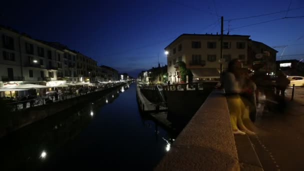 当人们在米兰称为 Navigli 的夜生活区散步时 Naviglio Grande 频道上的落日已经过去了 — 图库视频影像