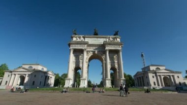 İtalya 'nın Milano kentindeki Sempione meydanında güneşli bir öğleden sonra Barış Yayı' nın zaman aşımı.