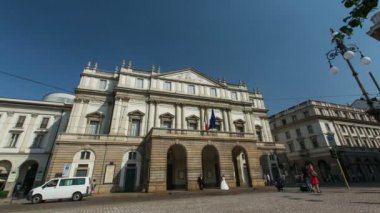 Güneşli bir sabahta Scala Tiyatrosu 'nun zaman aşımına uğradı. Milano, İtalya' da trafik vardı.. 