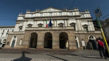 Güneşli bir sabahta Scala Tiyatrosu 'nun zaman aşımına uğradı. Milano, İtalya' da trafik vardı.. 
