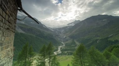 Bernina buzulunun İsviçre 'deki Alp Grum' dan zaman aşımına uğraması bulutlu bir günde öğleden sonra.