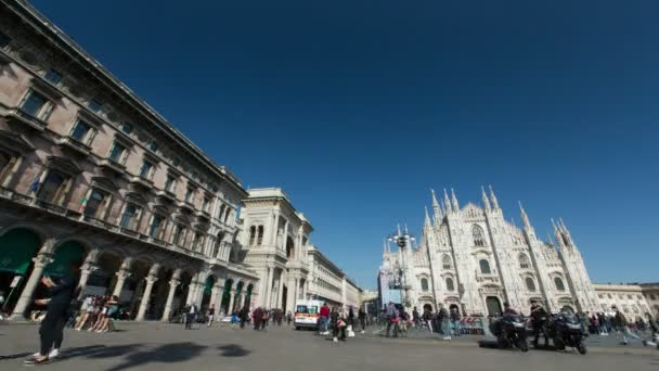 Duomo Nun Zamanaşımı Güneşli Bir Öğleden Sonra Milano Talya Yürüyen — Stok video