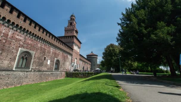 在意大利米兰市中心的一个阳光明媚的日子里 人们走过斯福尔齐斯科城堡 时间流逝了4K — 图库视频影像
