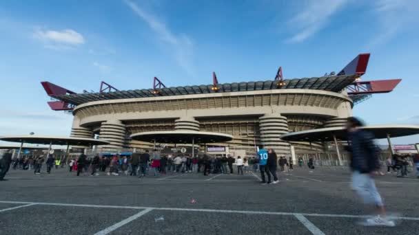 意大利米兰San Siro区 一个阴天的夜晚 人们去体育场的时间流逝了4K — 图库视频影像