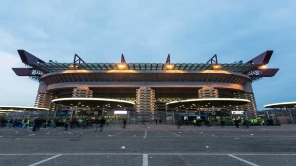 Idő elteltével a Giuseppe Meazza stadionba utazók egy felhős estén, San Siro kerületben, Milánóban, Olaszországban, 4k. 