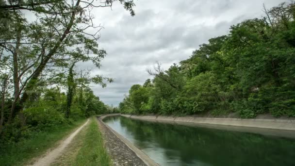 緑の森 4Kの水の運河の上に風の強い午後の雲の時間経過 — ストック動画