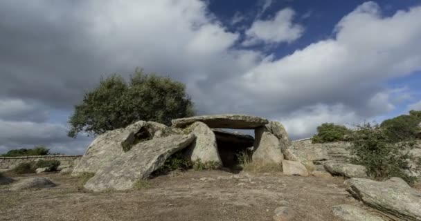Antiguo Dolmen Sitio Arqueológico Ladas Cerdeña Durante Día Nublado Ventoso — Vídeo de stock