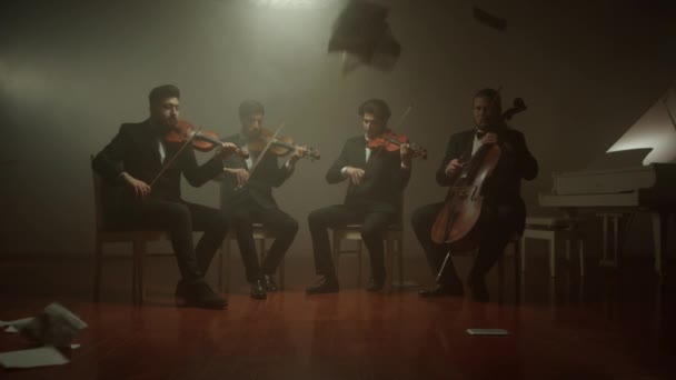 Het strijkkwartet speelt klassieke muziek, noten vallen uit de lucht — Stockvideo