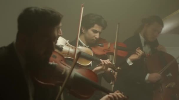 Kwartet smyczkowy gra muzykę klasyczną, sesję średnią — Wideo stockowe