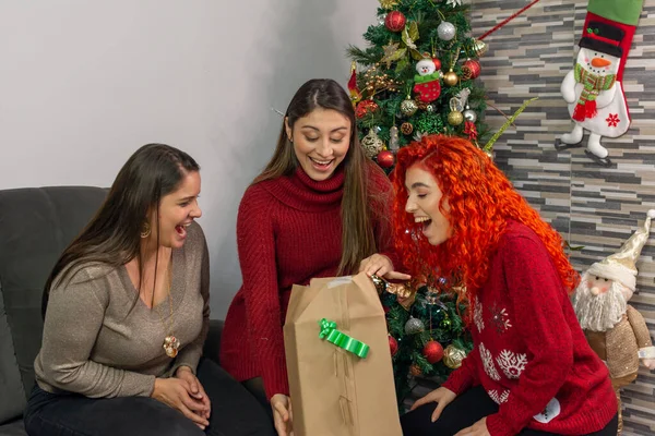 Trois Amis Heureux Ouvrant Cadeau Très Surpris Noël — Photo
