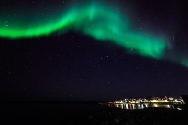 Eski liman Nuuk şehir üzerinde Kuzey ışıkları