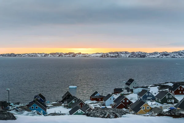 Pôr do sol e coloridas casas árticas no fiorde Nuuk , — Fotografia de Stock