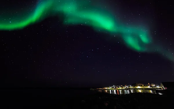 Noorderlicht over oude haven van Nuuk stad — Stockfoto