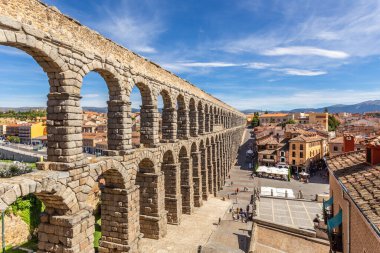 Roma su kemeri köprüsü ve şehir panoraması, Segovia, İspanya