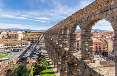Roma su kemeri köprüsü ve şehir panoraması, Segovia, İspanya