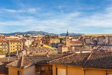 Arkasında dağlar olan tarihi şehir merkezi panoraması, Segovia, İspanya