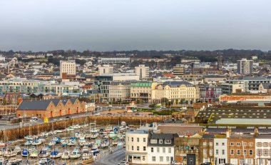 Önünde liman ve marina bulunan Saint Helier başkent panoraması, Jersey, Channel Adaları icra merkezi.