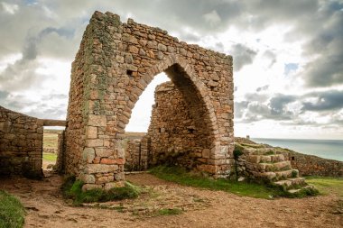 Grosnez Kalesi 'nin giriş kapısının kalıntıları, Jersey, Channel Adaları' nın icra memuru.
