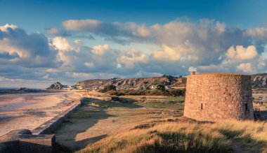 İngiliz Lewis Kulesi, arka planda Alman savunması, Saint Quen, Jersey icra memuru, Channel Adaları.