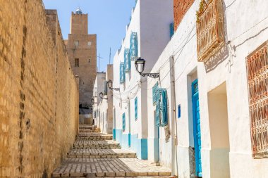 Kasbah kalesinin yanındaki mavi kapılar ve eski duvarlar, Sousse, Tunus