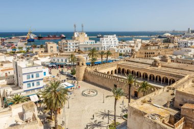 Liman, Susa, Tunus yakınlarındaki Büyük Cami 'nin Avlusu ve Kemerleri