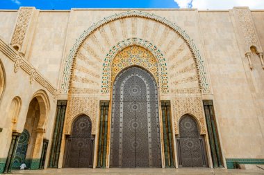Hasan II Camii 'nin mimari unsurları geniş kemerli kapılar, süslü geometrik desenler ve oyulmuş taş cepheler, Kazablanka, Fas