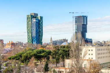 Arnavutluk 'un Tiran kentinde yüksek binalar, şehir büyümesi ve çağdaş ufuk çizgisine sahip kentsel kalkınma ve çağdaş mimari