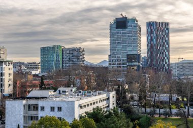 Hızlı kalkınma ve dikey büyümeyi gösteren modern gökdelenler, apartmanlar ve şehir altyapısına sahip şehir panoraması, Tiran ve Arnavutluk