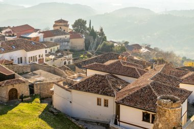 Geleneksel taş binalar, şato harabeleri ve güpegündüz manzaralı Balkan manzarasına bakan savunma duvarlarıyla antik dağ yerleşimi, Kruja ve Arnavutluk