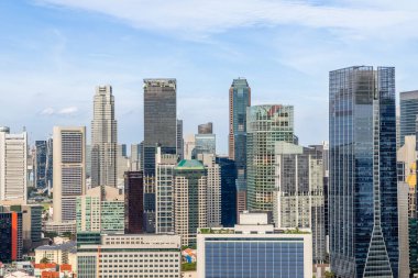 Singapur CBD 'de yüksek binalar ve şirket mimarisinin yer aldığı şehir merkezi manzarası