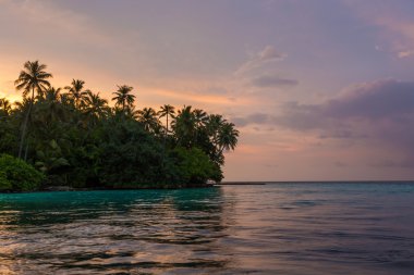 Günbatımı Biaadhoo Island üzerinde