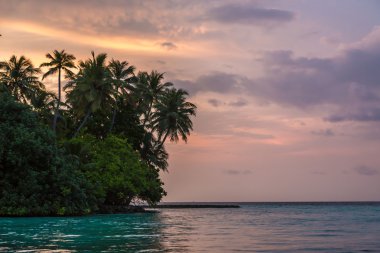 Günbatımı Biaadhoo Island üzerinde