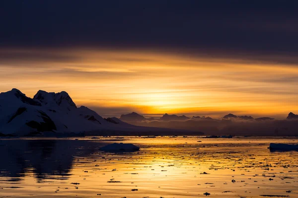 Coucher de soleil sur Lemaire Channel, Antarctique — Photo