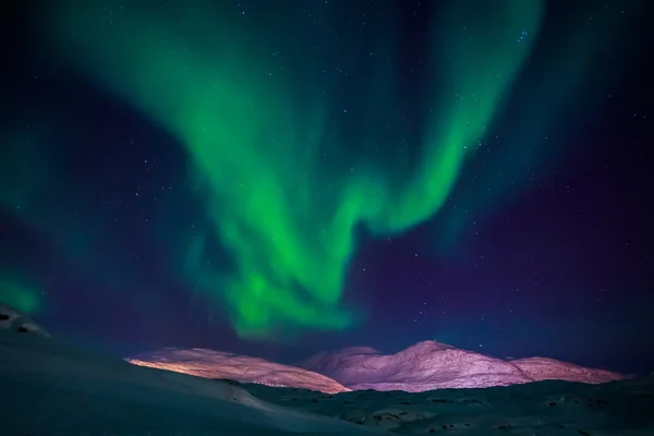 Luzes do norte sobre a cidade de Nuuk, outubro de 2015, Groenlândia — Fotografia de Stock