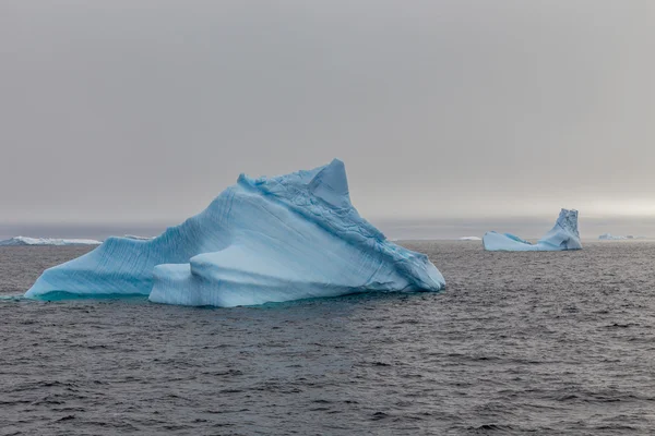 Iceberg alla deriva a Lemaire Channel, Antartide — Foto Stock