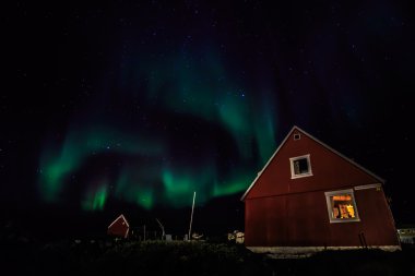 Grönland dili Kuzey ışıkları Nuuk şehir üzerinde