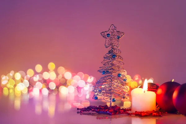 Sapin de Noël et aux chandelles .Romantique nuit de nouvel an et boke — Photo