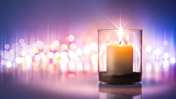 Noite romântica com luz de velas e bokeh background.New ano ou romântico dia dos namorados — Fotografia de Stock