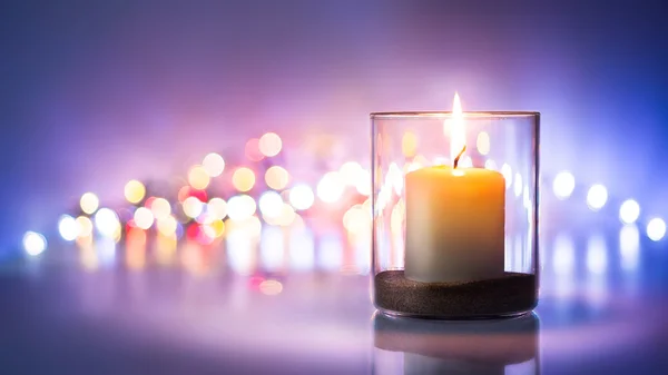 Noite romântica com luz de velas e bokeh background.New ano ou romântico dia dos namorados — Fotografia de Stock