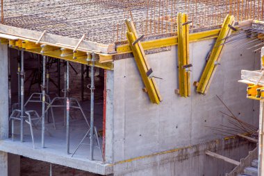 Yüksek katlı şantiye. Konut inşaatı için teknolojiler. Yük taşıyan yapılar. Döşeme desteği.