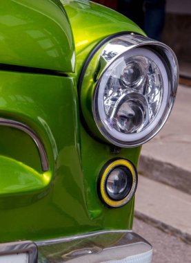 Retro araba festivali. Retro araba farları. Bir retro arabanın ön tarafı..