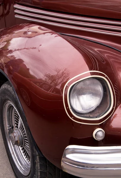 Retro car festival. Retro car headlight. Fragment of the front of a retro car. — Stock Photo, Image