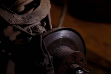 Klasik araba tekerleği nakli. Kapsamlı kullanılmış araba tamiri. Eski arabaları restore etmek için garaj servisi. Araba garantisi servis konsepti. Süspansiyon bileşeni değişimi.